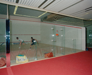 823370 Interieur van Squashcentrum All-Inn (Vlampijpstraat 79) te Utrecht, met twee spelers.